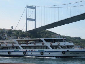 Fähre unter der zweiten Bosporus-Brücke